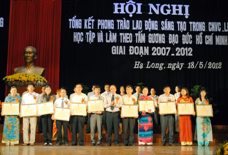 Các tập thể, cá nhân được nhận bằng LĐST tại hội nghị tổng kết 5 năm phong trào LĐST do LĐLĐ tỉnh tổ chức, tháng 5-2011.