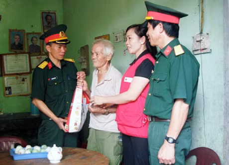 Ban CHQS tỉnh, Hội Chữ thập đỏ và UBND huyện Bình Liêu thăm hỏi và tặng quà cho gia đình ông Lô Ngọc Đường, thôn Nà Kẻ, xã Tình Húc. Ảnh: La Lành