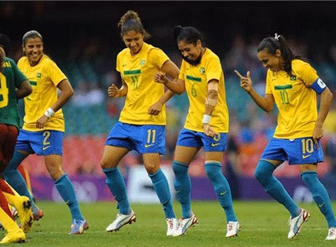 Các cầu thủ Brazil ăn mừng bàn thắng trước Cameroon.