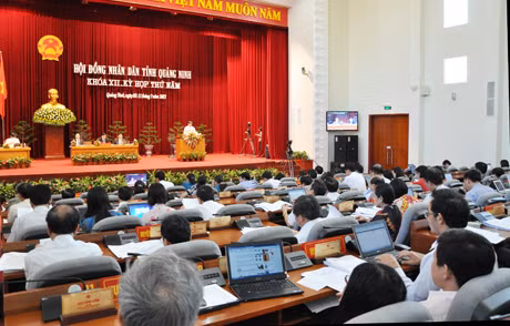 Các đại biểu nghe Trưởng đoàn Thư ký trình bày dự thảo các nghị quyết của kỳ họp.