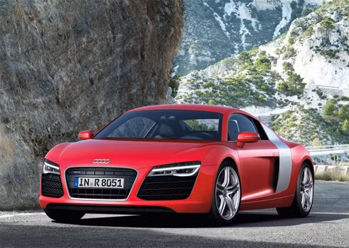 Audi R8 đời 2013 dễ nhận biết so với mẫu xe hiện hành ở kiểu đèn pha mới.