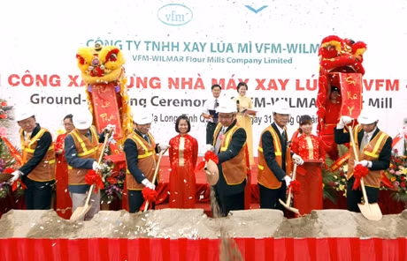 Các đại biểu tiến hành động thổ xây dựng Nhà máy xay lúa mì