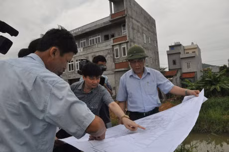 Đồng chí Đỗ Thông, Phó Chủ tịch Thường trực UBND tỉnh kiểm tra thi công tuyến thoát nước số 5, khu vực ngoài hàng rào Khu công nghiệp Cái Lân.