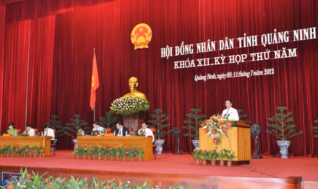 Chủ toạ điều hành kỳ họp.