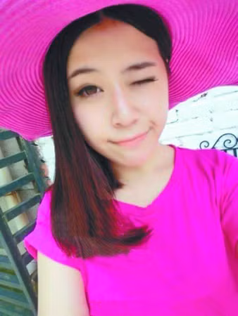 Cô gái trẻ xinh đẹp qua đời vì làm việc quá sức. Ảnh: Sohu