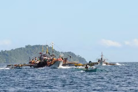Ngư dân Philippines đánh cá gần đảo Palawan. Ảnh: AFP