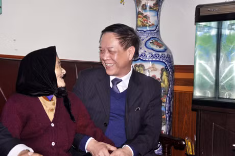 Đồng chí Đỗ Thông, Phó Chủ tịch UBND tỉnh thăm và tặng quà Mẹ Việt Nam Anh hùng Nguyễn Thị Tèo (xã Hồng Phong, Đông Triều). Ảnh: VIỆT HOA