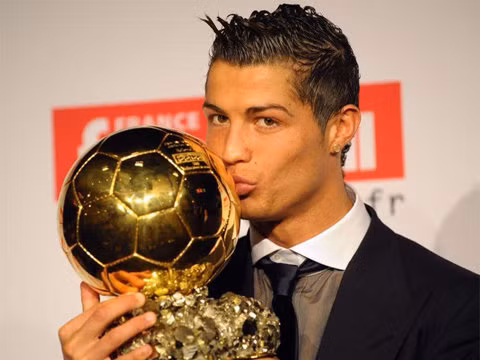 CR7 mới giành một Quả bóng vàng vào năm 2008 trước khi liên tục xếp sau Messi ba năm qua.