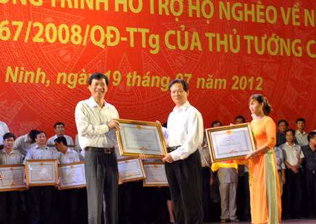 Chủ tịch UBND tỉnh Nguyễn Văn Đọc nhận bằng khen của Thủ tướng Chính phủ.