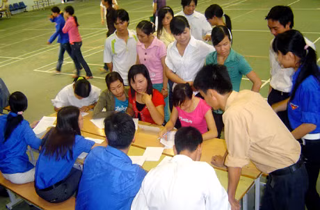 Các tư vấn viên của Trung tâm Giới thiệu việc làm Thanh niên thuộc Tỉnh Đoàn tư vấn cho các bạn trẻ đến đăng ký.