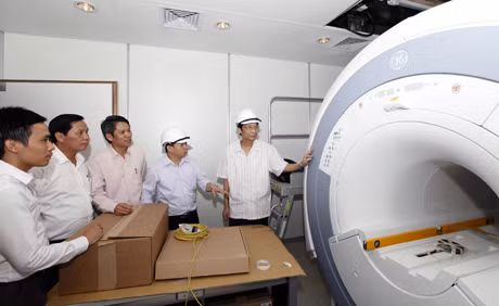Đồng chí Nguyễn Văn Đọc, Chủ tịch UBND tỉnh kiểm tra phòng chụp cộng hưởng từ được đầu tư 33 tỉ đồng của Bệnh viện Đa khoa khu vực Bãi Cháy. Ảnh: Khánh Giang
