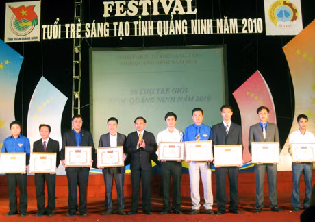 Tuổi trẻ Quảng Ninh được tuyên dương trong phong trào Sáng tạo trẻ tại Festival tuổi trẻ sáng tạo tỉnh Quảng Ninh lần thứ I năm 2010. Ảnh: Quốc Tảo (CTV)
