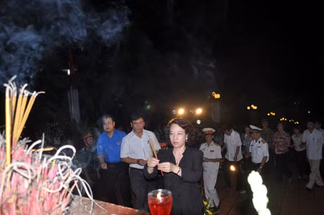 Đồng chí Vũ Thị Thu Thủy, Phó Chủ tịch UBND tỉnh dâng hương tưởng niệm các anh hùng liệt sỹ.