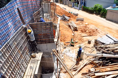 Đơn vị thi công tập trung đẩy nhanh tiến độ.