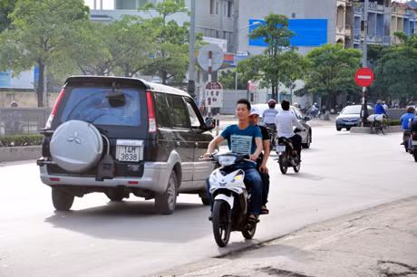 Đi xe ngược chiều lại còn không đội mũ bảo hiểm.