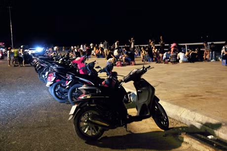 Hàng quán bày bán la liệt tại quảng trường cột 3.
