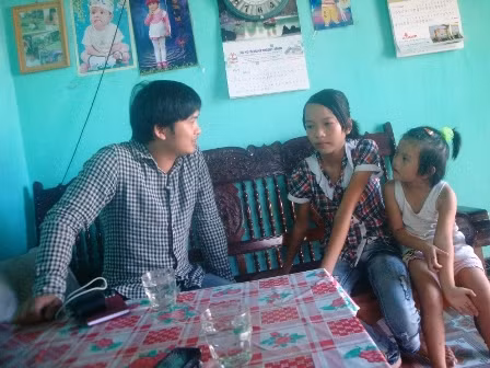 Cháu Thúy và đứa con gái út của chị Hai kể chuyện về hành vi bỏ thuốc độc của bố vào đồ ăn cho mẹ.