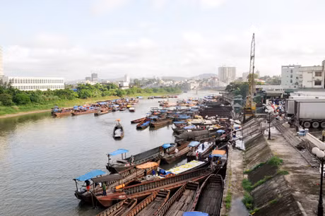 Hoạt động thương mại trên sông Ka Long (TP Móng Cái).