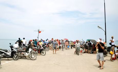 Du khách đến với huyện đảo Cô Tô ngày càng đông. Ảnh: Quang Minh