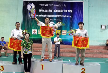 BTC trao giải nhất, nhì, ba cho các đơn vị.