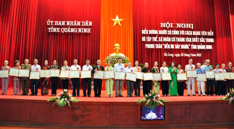 Tại Hội nghị, UBND tỉnh đã khen tặng 98 cá nhân và tập thể.