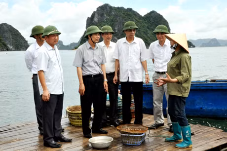 Đoàn công tác nghe người dân phản ánh về tình hình dịch bệnh trên tu hài.