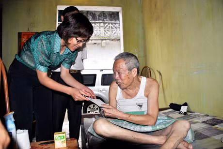 Phó Tổng biên tập Báo Quảng Ninh Lê Ngọc Hân thăm và tặng quà thương binh hạng 2/4 Đinh Vinh, phố Trần Khánh Dư, Thị trấn Quảng Hà, Hải Hà.