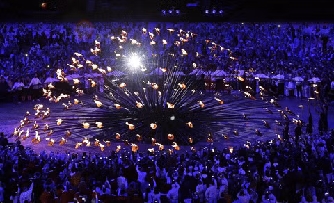 Nghi lễ thắp lửa khai mạc Olympic.
