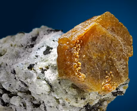 Một mẫu quặng đất hiếm. Ảnh: Discovery.