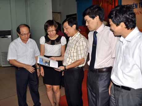 Lãnh đạo các báo tham dự hội thảo trao đổi về nghiệp vụ bên lề hội thảo.