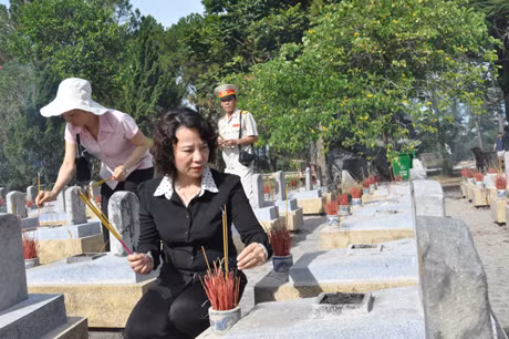 đồng chí Vũ Thị Thu Thủy, Phó Chủ tịch UBND tỉnh Thắp hương tại các phần mộ liệt sỹ quê Quảng Ninh