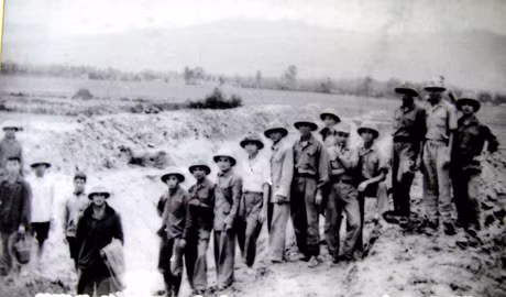 Bộ đội về giúp nhân dân thị trấn Mạo Khê đắp đê Bồ Hoãnh năm 1969.