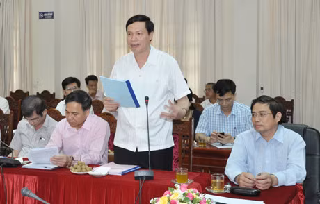 Đồng chí Nguyễn Đức Long, Phó Bí thư Tỉnh uỷ, Chủ tịch HĐND tỉnh tặng bằng khen cho các tập thể có thành tích xuất sắc.