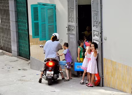 Những ngày hè, thay vì việc được vui chơi, các em nhỏ đã phải theo học ở những “lò luyện” nhỏ bé, chật chội như thế này. (Ảnh chụp lúc 16h38 ngày 16-7 tại một lớp học ở tổ 42, khu 2, phường Hồng Gai, TP Hạ Long).
