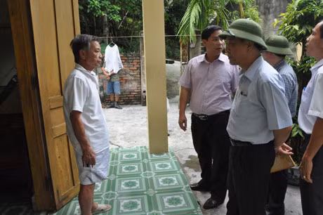 Đồng chí Đỗ Thông, Phó Chủ tịch UBND tỉnh trao đổi với hộ dân trong diện phải di dời.
