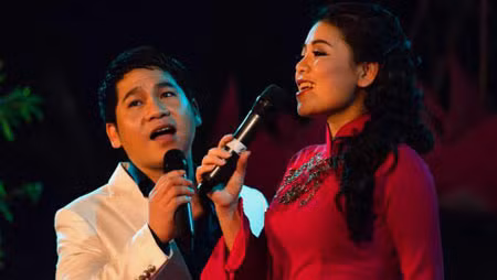 Khi thanh minh với báo chí về việc bị cấm biểu diễn, Trọng Tấn than thở rằng biết thế anh cứ ở lại Lào biểu diễn rồi đền tiền vì không tham gia show diễn ở Ninh Bình.