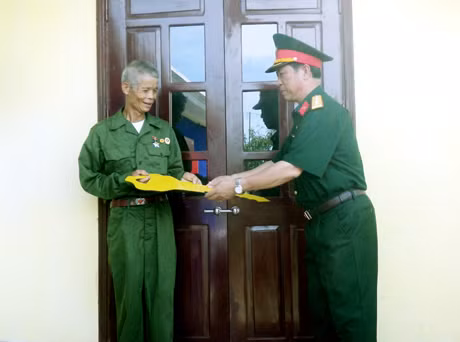 Đại tá Cao Đức Thành, Bí thư Đảng uỷ, Phó Tổng Giám đốc Tổng Công ty Đông Bắc, trao “Nhà tình nghĩa” cho gia đình ông Nguyễn Văn Thế, ở xã Quảng La (Hoành Bồ).