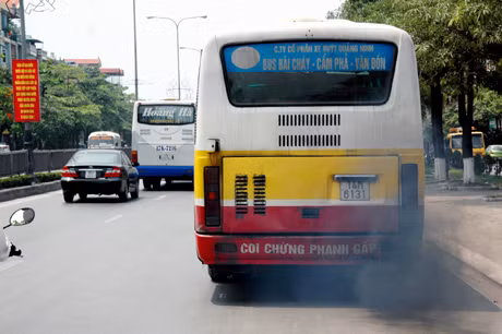 Nhiều xe buýt trên địa bàn tỉnh đã xuống cấp gây ô nhiễm môi trường. Ảnh: Đỗ Linh