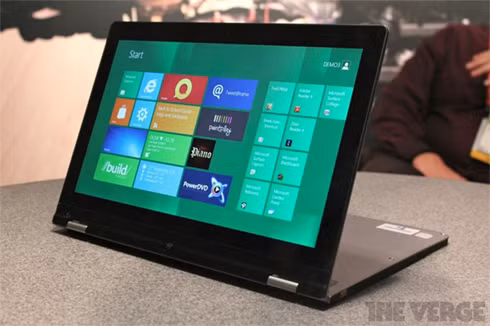 Laptop chạy hệ điều hành Windows 8. Ảnh: The Verge.