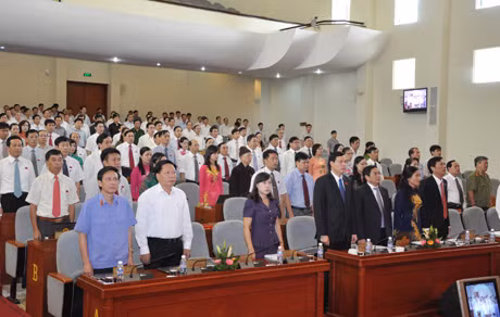 Các đại biểu chào cờ trong phiên khai mạc kỳ họp.