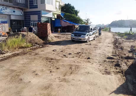 Tuyến đường đấu nối tại tổ 4, khu6, phường Yết Kiêu ( TP Hạ Long) đang ngày càng xuống cấp.