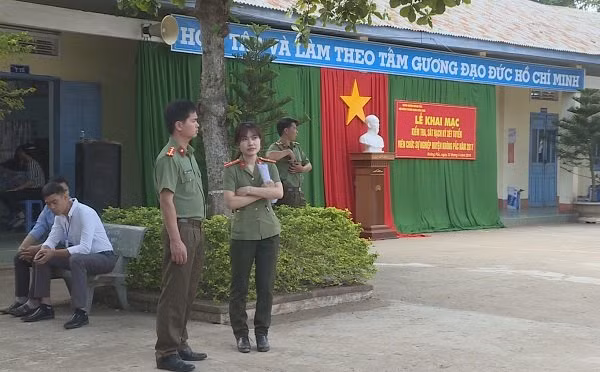 Kỳ thi diễn ra dưới sự giám sát chặt chẽ của công an để hạn chế tối đa tiêu cực