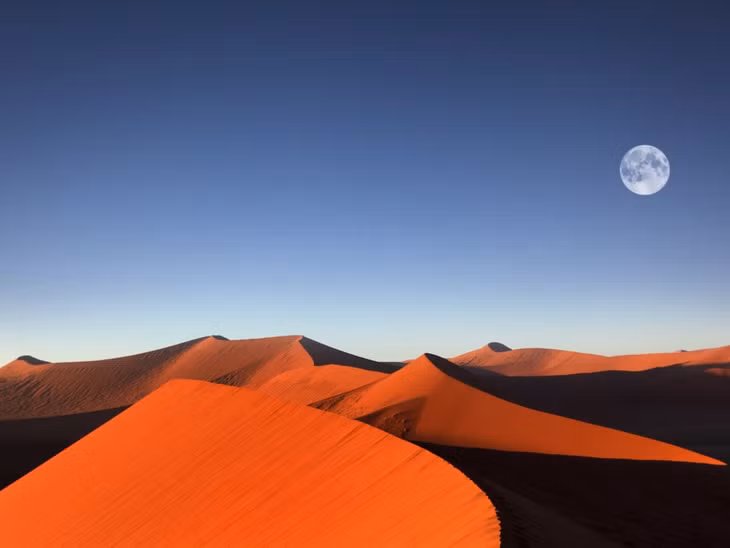 Sa mạc Namib, Namibia: Namib là sa mạc ven biển ở miền nam châu Phi, trải dài hơn 1.900 km nhưng tương đối hẹp với chiều rộng trung bình khoảng trên 110 km và được xem là một trong những sa mạc lâu đời nhất trên thế giới. Nơi đây được biết đến với các vùng biển cát cùng những cồn cát màu cam có thể cao tới 300 m và được ghi nhận là một trong những đụn cát lớn nhất hành tinh. Ảnh: Dietmar Temps/Shutterstock.