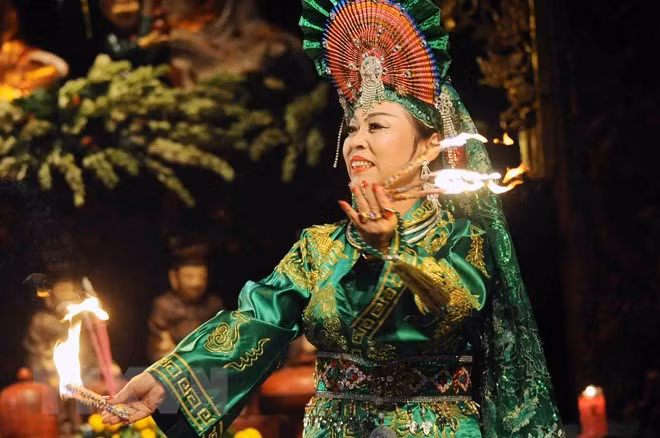 Một trong những nội dung của liên hoan là diễn xướng 36 giá đồng. (Ảnh minh họa: TTXVN)