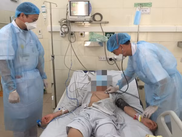 Bệnh nhân bị viêm màng não mủ do nhiễm vi khuẩn não mô cầu đang điều trị tại bệnh viện Bạch Mai. Ảnh: BVCC