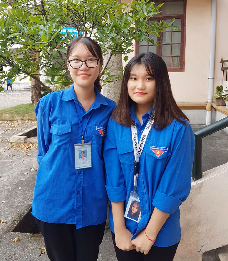 Hai học sinh Trường THPT Cửa Ông nhặt được tiền đã trả lại người đánh rơi