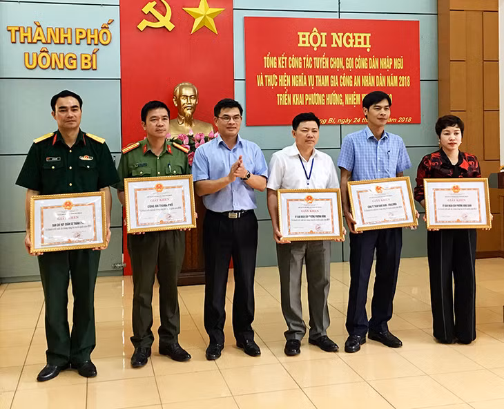 Đại diện 5 tập thể được khen thưởng