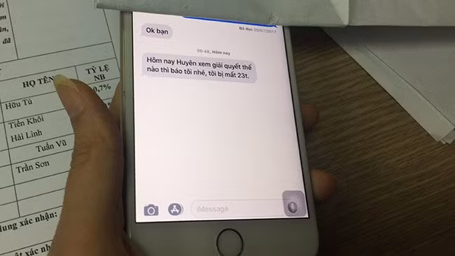 Chị Mai H. nhắn tin trao đổi với đồng nghiệp chia sẻ thông tin về vụ việc.