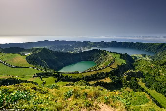 Azores, Bồ Đào Nha Tháng 5 tới, hãng bay Delta mở tuyến mới với 5 chuyến mỗi tuần từ sân bay JFK (Mỹ) đi Azores, quần đảo nằm cách biệt giữa Thái Bình Dương. Ở Azores, đảo Sao Miguel là phát triển nhất, là thủ phủ của Ponta Delgada, nơi dễ tiếp cận nhất cho các du khách lần đầu tới. Dù vậy, Sao Miguel vẫn còn giữ nhiều vẻ nguyên sơ với các thác nước, bờ biển cát đen, vùng cá heo sống và nhiều suối nước nóng do núi lửa hình thành. Ảnh: shutterstock.