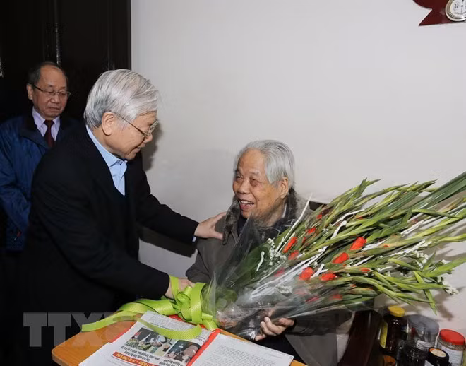Tổng Bí thư Nguyễn Phú Trọng trong lần đến thăm, chúc thọ nguyên Tổng Bí thư Đỗ Mười dịp Tết nguyên đán Mậu Tuất 2018. (Ảnh: Trí Dũng/TTXVN)